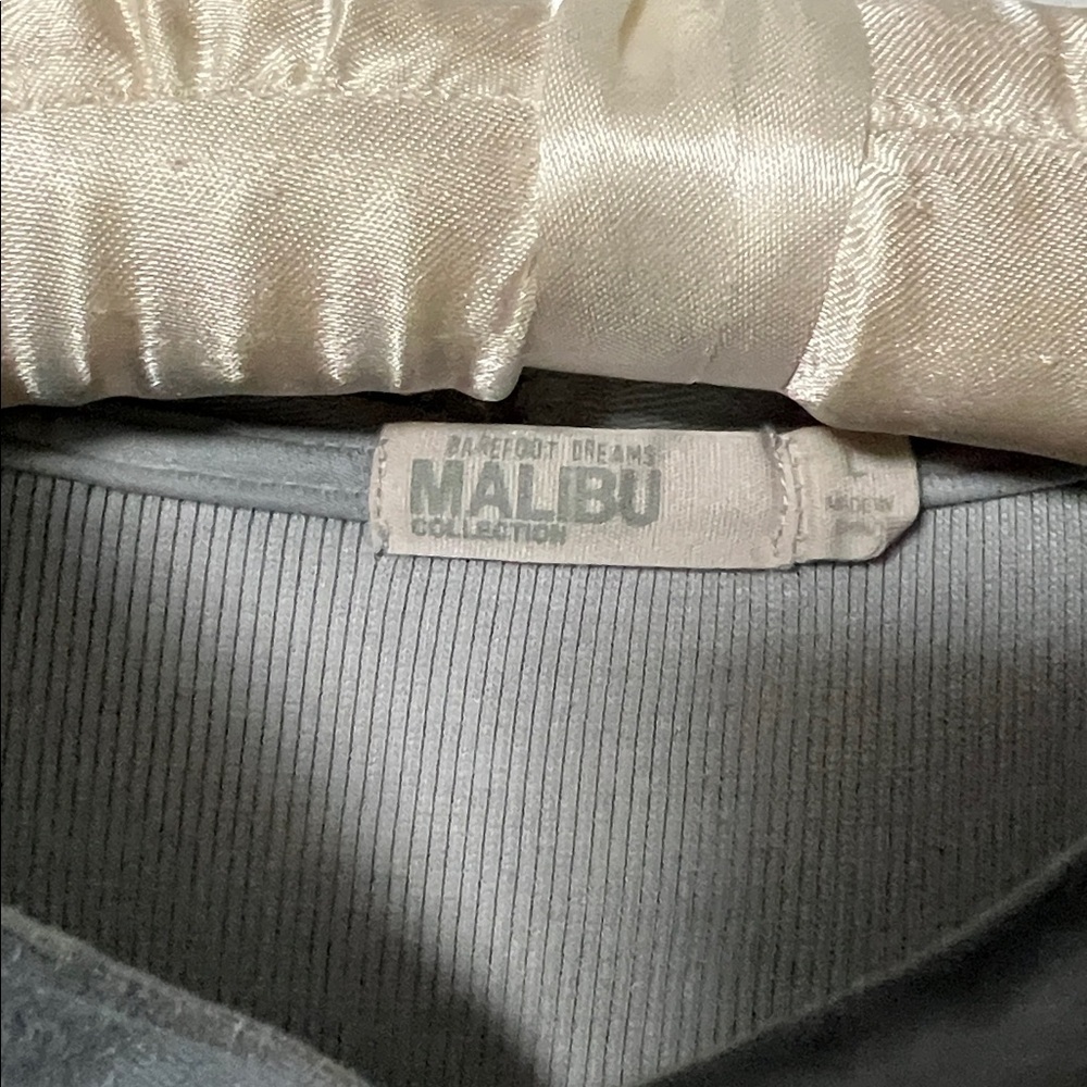 Barefoot Dreams Malibu Collection Lightweight Hoodie - Picture 2 of 5